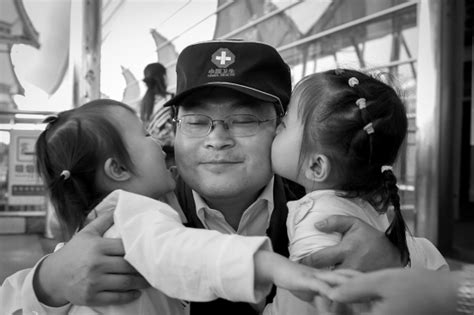 实拍广州首例五胞胎妈妈与存活4孩子幸福生活- 中国日报网