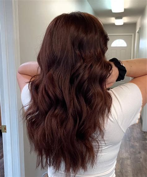 10 ideas para un cabello castaño oscuro con el tono más intenso