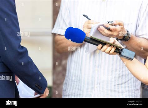 Reporter Taking Notes 的图像结果