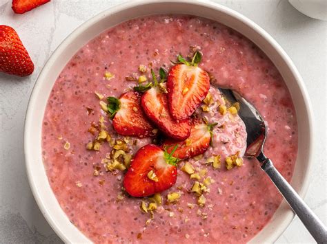 Low FODMAP Oatmeal with Strawberries | Foodaciously