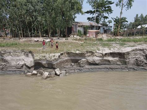 Build, collapse, rebuild: Adapting to life on the flood-prone river ...