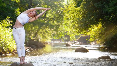 Extreme Yoga Outside 的图像结果