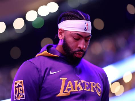 Why does Anthony Davis leave his unibrow? Taking a closer look