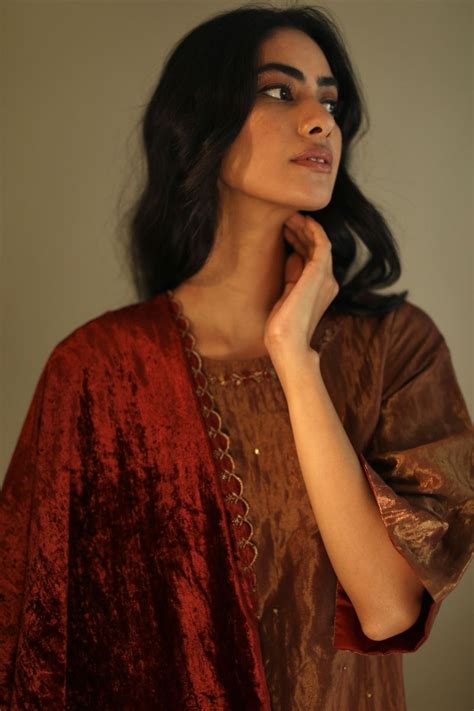 Stole In Red Velvet With Zari Scallope – Shorshe Clothing