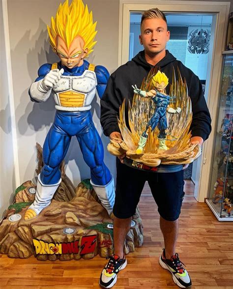 Check out this awesome 1:1 Lifesize statue of Dragonball Z Vegeta by MRC featuring multi change ...