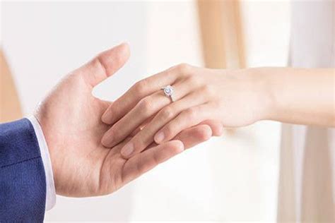 求婚戒指戴哪个手指最合适 有什么意义 - 中国婚博会官网