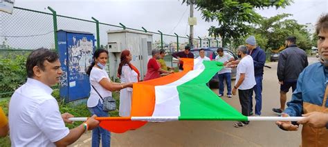 Bengaluru citizens walk with 75m Indian flag to celebrate 75th ...