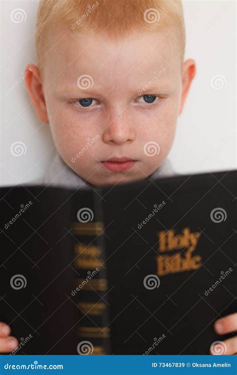 读圣经的小男孩 库存图片. 图片 包括有 书目, 背包, 藏品, 上帝, 幸福, 白种人, 人员, 表面 - 73467839