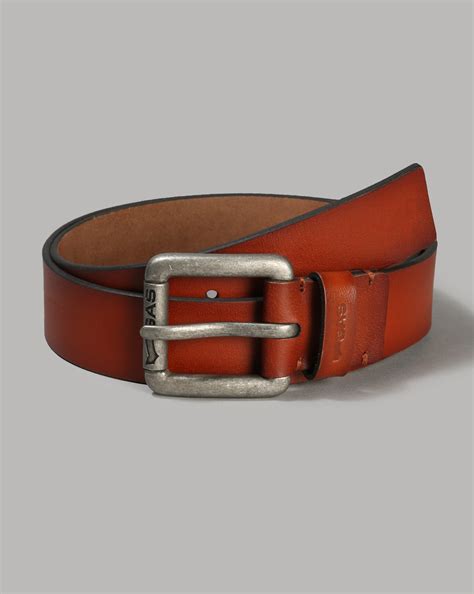 Smooth textured High-low Leather Belt with Buckle closure