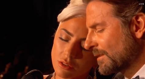 VIDÉO: Lady Gaga et Bradley Cooper enflamment la scène des Oscars