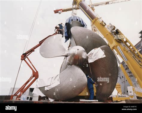 Motor and propeller, Queen Mary 2, Shipyard in Saint-Nazaire, France ...