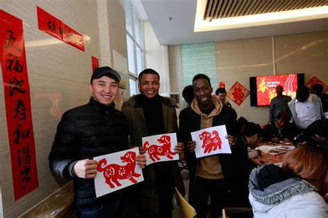 多彩贵州网 - 剪纸、贴福字、包饺子……外国留学生喜迎中国年