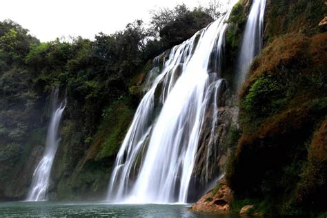 【携程攻略】罗平九龙瀑布群景点,很美的瀑布！值得一去！爬升有点儿累，可以爬半程。拍照很美，走到最…