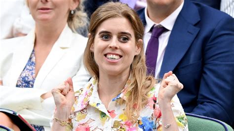 La principessa Beatrice di York con abito a fiori e borsa di paglia è la regina di stile di ...