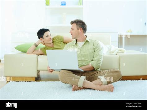 Couple Using Computer 的图像结果