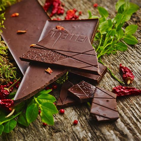 DARK CHOCOLATE / CHILI