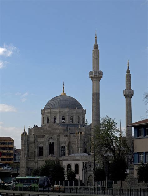 Pertevniyal Valide Sultan Camii | Gezilecek Yerler