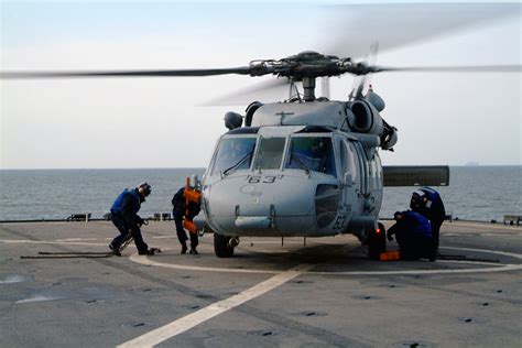 Auf dem Flugdeck des US Navy (USN) Dock Landing Ship USS HARPER 'S ...