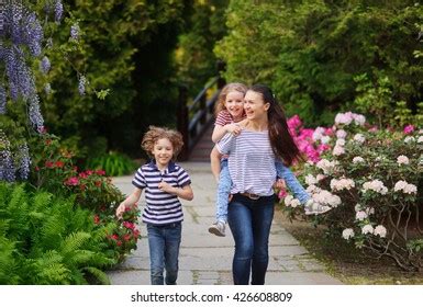 People Walking Together 的图像结果