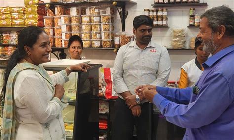 இனிப்பு கடையில் விலை குறைவு குறித்து கேட்டறிந்த வானதி சீனிவாசன் எம்.எல் ...