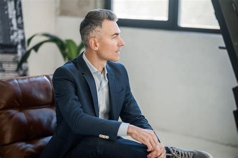 Suit Man Sitting 的图像结果