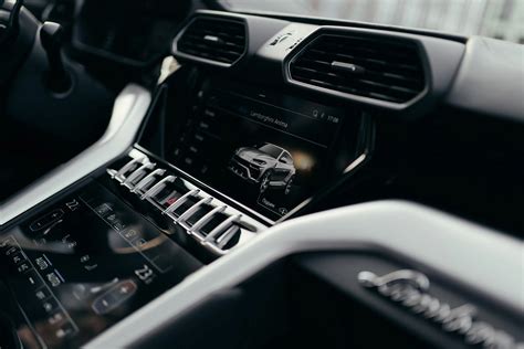 Lamborghini Urus Black in Sharjah mieten - Sportwagen - Octane.Rent