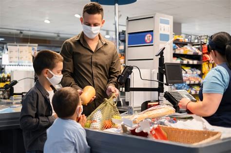 Family shopping with face mask | Free Photo