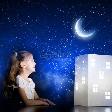 晚上梦可爱的小女孩看着房子的模型梦想高清图片下载-正版图片300334218-摄图网