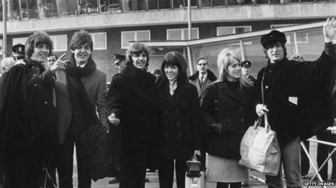 John Lennon's first wife Cynthia dies from cancer - BBC News