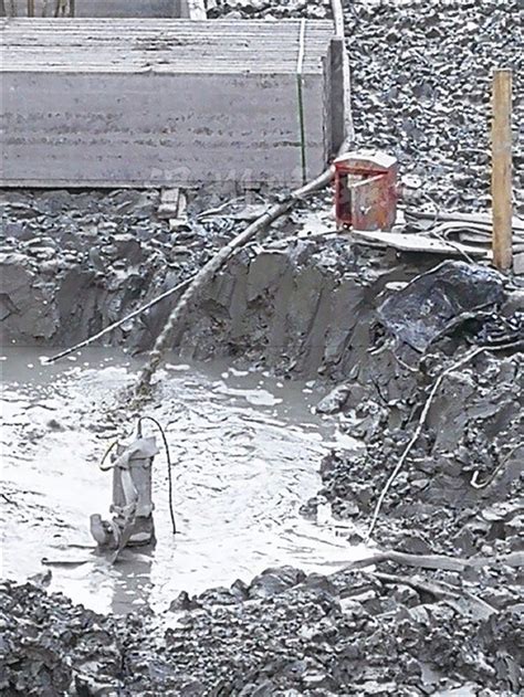 温州新希望工地泥浆水直排入河 执法人员现场查处令整改-浙江新闻-浙江在线
