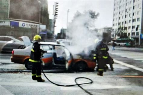长春交警协勤员上班路遇出租车自燃 帮忙救火疏导车辆防止发生严重后果
