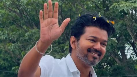 Thalapathy Vijay`s security guard points gun at fan who got too close ...