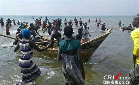 乌干达一搭载30余人船只倾覆 目前已有15人获救-国际在线