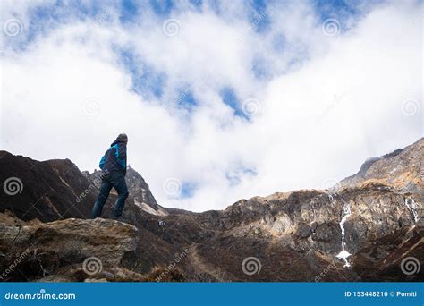 People Standing Viewing 的图像结果