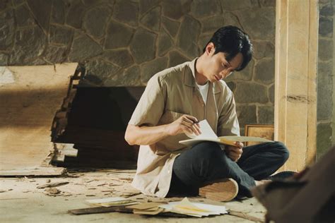 Wo zai zhe li deng ni (2024)