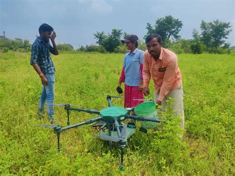 Farmer Using Technology 的图像结果