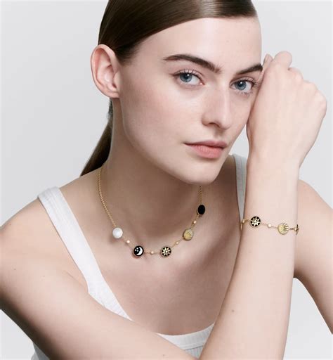 Колье Rose des Vents и Rose Céleste Желтое и белое золото, бриллианты, перламутр и оникс | DIOR