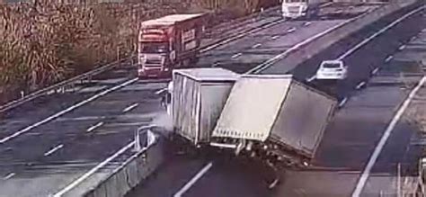 Drama na auto-putu: Pukla guma na kamionu, tragedija zamalo izbegnuta ...