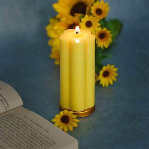 Set of 2 Daisy Pillar Candles - Yellow – SOSA home & body
