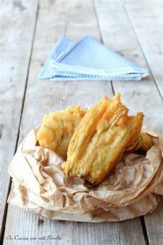 pastella x friggere fiori di zucca fiori di zucca fritti in pastella in cucina con sorella pastella x friggere fiori di zucca fiori di zucca fritti in pastella in cucina con sorella