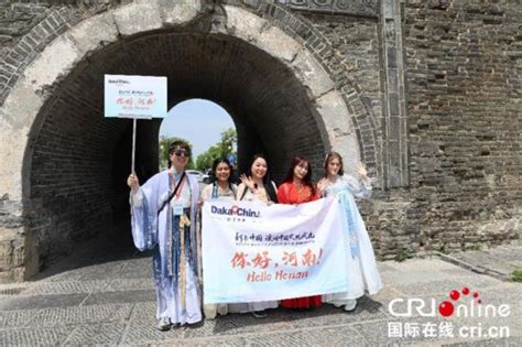 河南省商丘古城で外国人ネット有名人が漢服を着てライブ配信 -「一帯一路」ニュースネットワーク