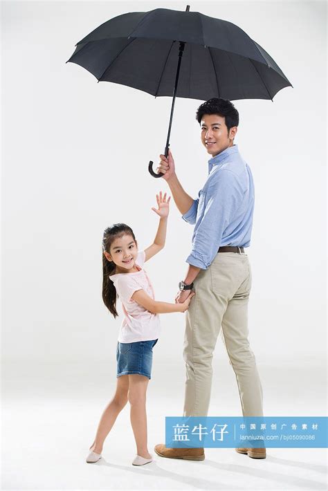 快乐的父女俩打着雨伞-蓝牛仔影像-中国原创广告影像素材
