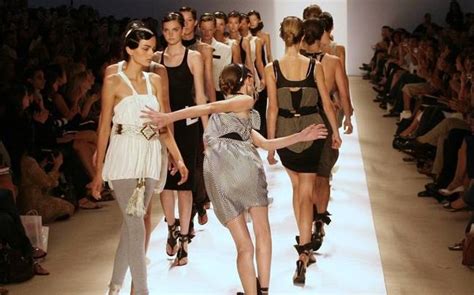 Watch: Learn how to do the catwalk in 2 simple steps (ouch ...