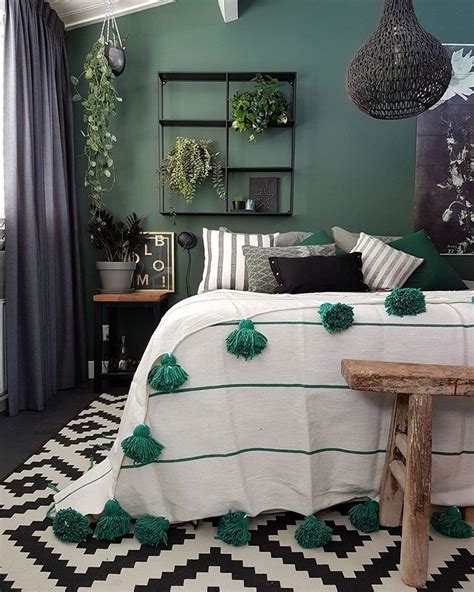 bedroom ideas with green feature wall