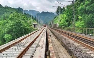视频|渝怀铁路涪秀二线铺轨完成200公里 全线预计今年底通车-新重庆客户端