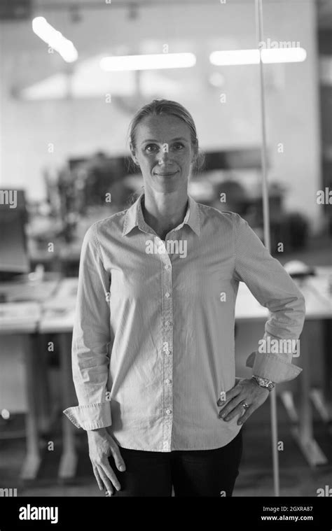 Business Women Casual Portrait 的图像结果