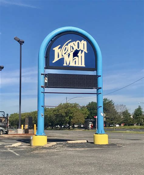 The shady Shops at Iverson/Iverson Mall (Hillcrest Heights, MD) : r ...