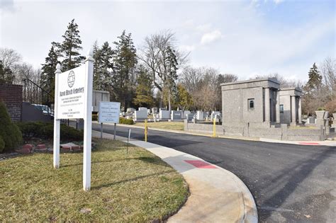 Mom killed by falling headstone in Staten Island cemetery