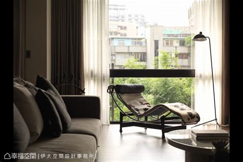 平湖华南城订购玻璃钢月亮休闲椅-方圳雕塑厂