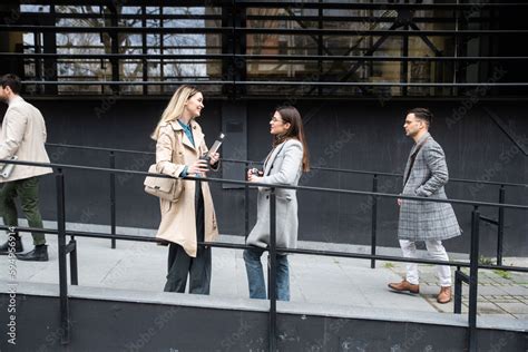 Group of Business People Walking 的图像结果